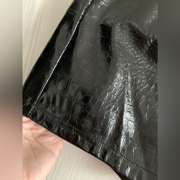 Princess Polly faux croc black shorts w/belt size 2 - Picture 9 of 10